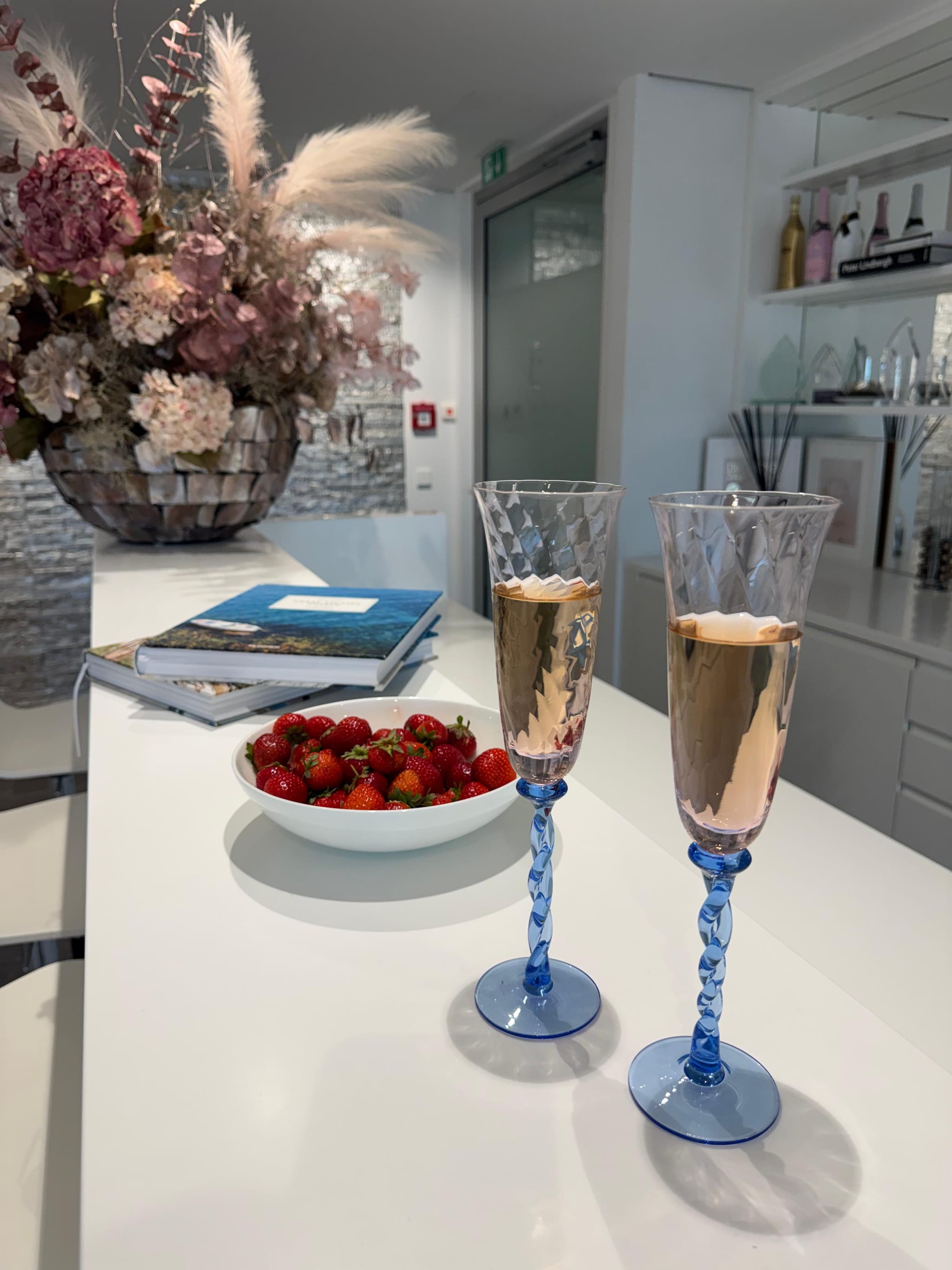 Dekoratives Blumenarrangement und Magazine im Empfangsbereich