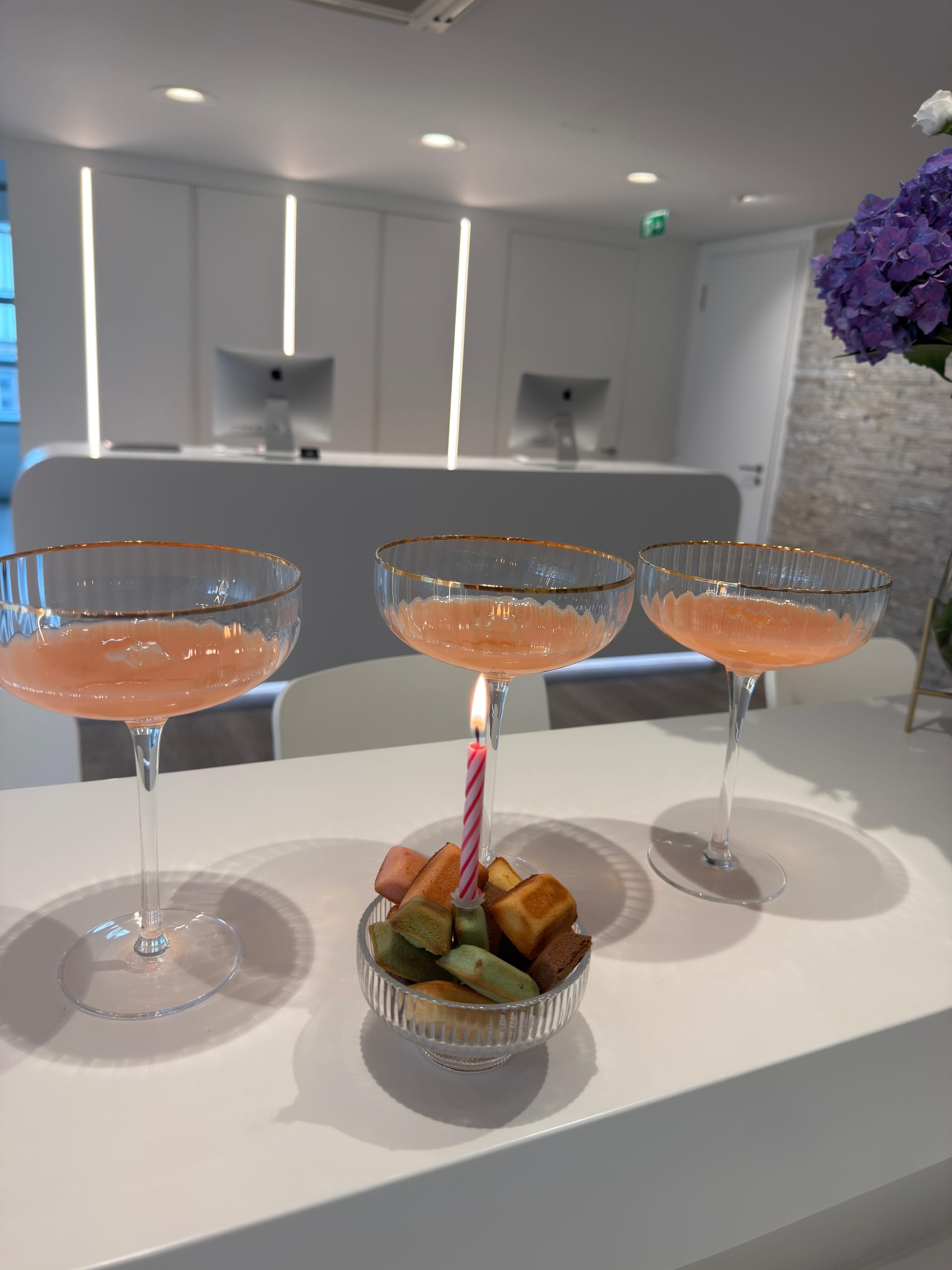 Empfang mit Blumenschmuck und bereitgestellten Gläsern